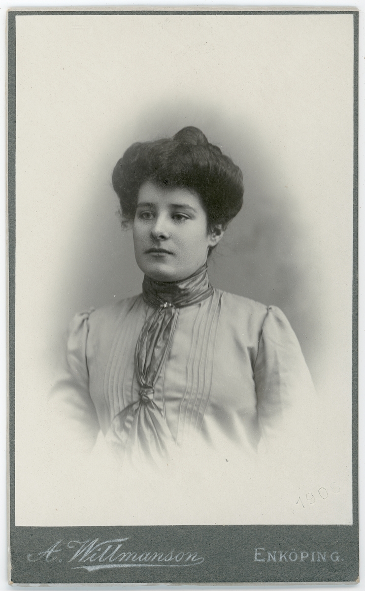 Kabinettsfotografi - kvinna, Enköping 1906