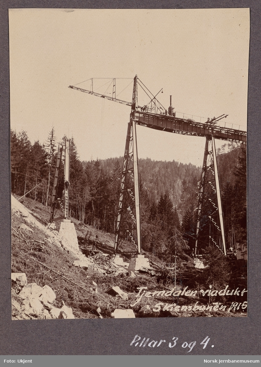 Tjerndalen viadukt på Bratsbergbanen under bygging. Montering av pillar 3 og 4