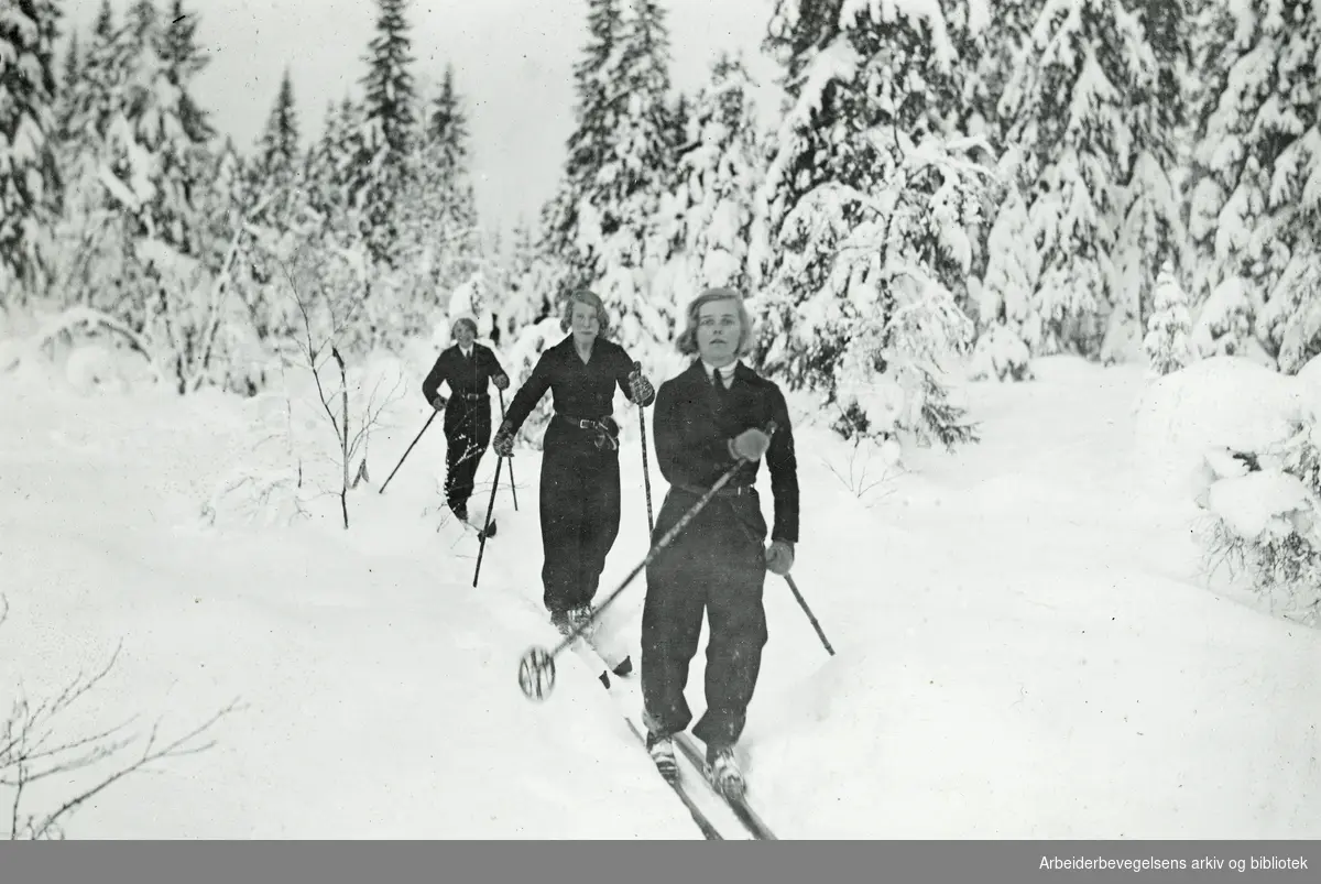 Tre kvinner på skitur. Antatt Nordmarka. Udatert