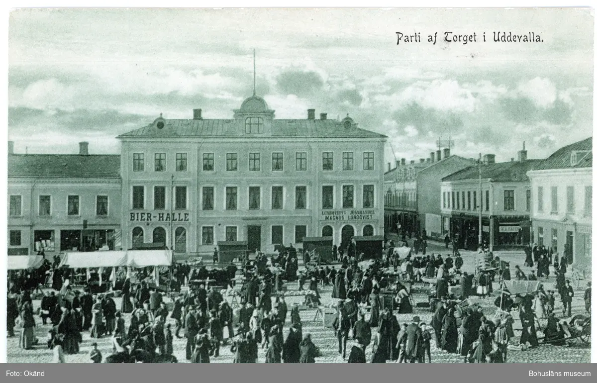 Tryckt text på vykortets framsida: "Parti af torget i Uddevalla."