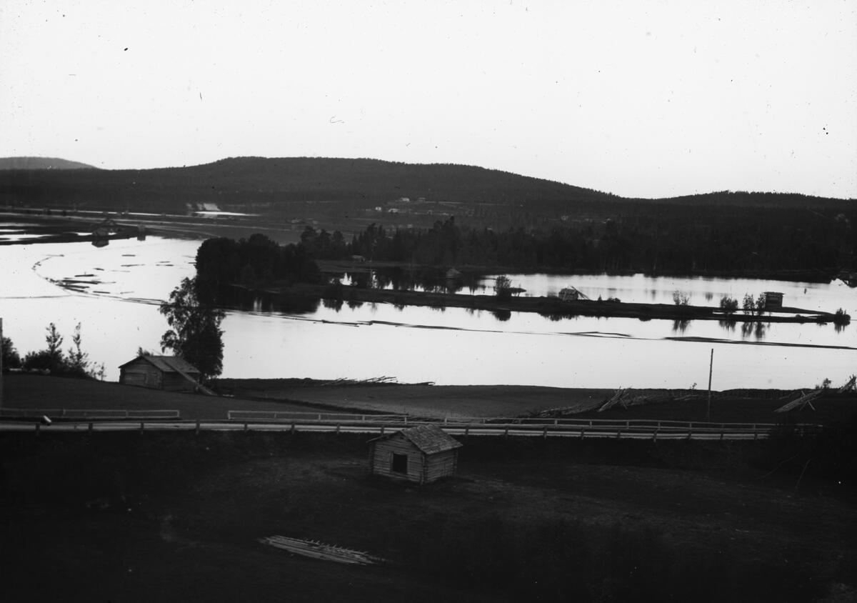 Ångermanälven. I förgrunden några hus och en väg. Resele cirka 1925 ...