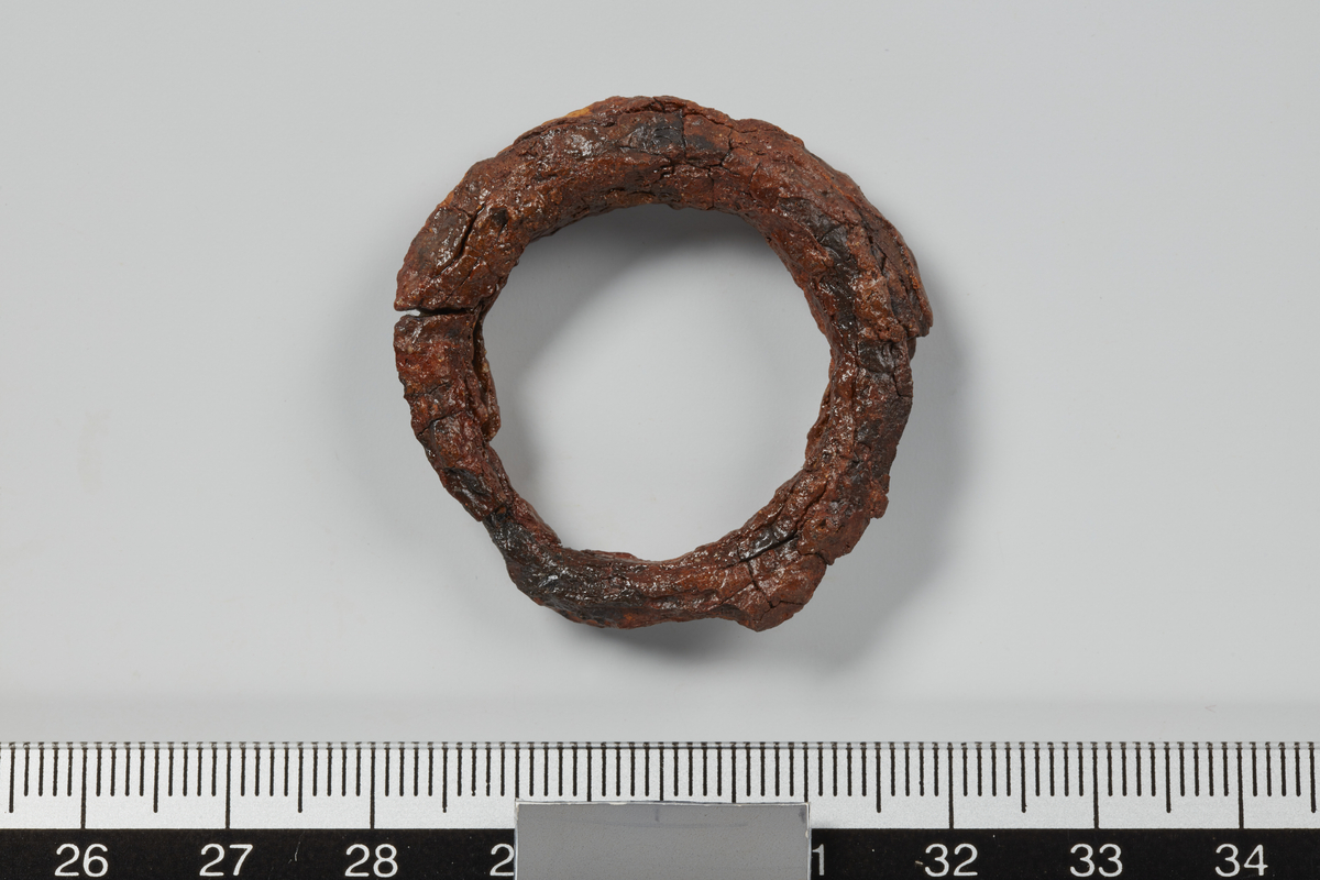 Ukjent gjenstand av metall, løsfunn. Gjenstanden er en ring med en ytre diameter på 4 cm.