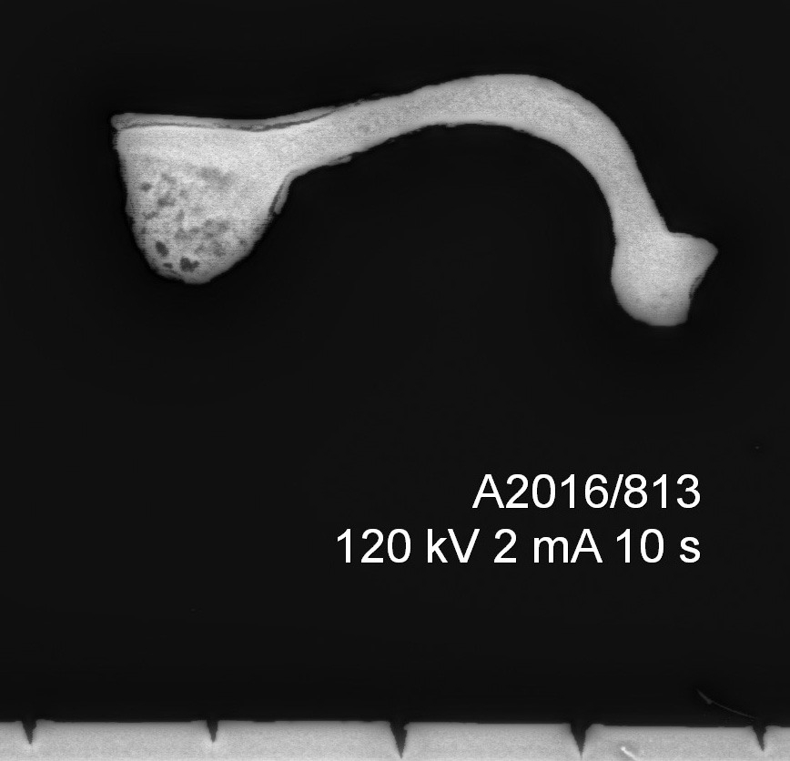 Liten spenne av kobberlegering av Almgren gr.V. Spennen er svært korrodert og avskallet og opprinnelig form er usikker. Den har høy nåleholder og flat mulig skiveformet fot, men begge er avbrutt og avskallet. Bøylen har rundt tverrsnitt, 0,4 cm i tvm, med antydning til flatere underside. Bøylen har rester av en kam i enden og er sannsynligvis nærmest Almgren fig.135 og kan dermed dateres til slutten av eldre romertid.