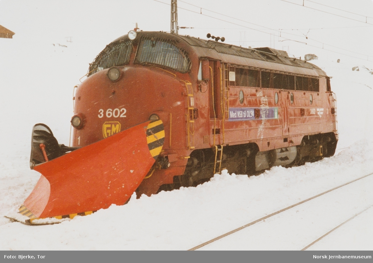 Diesellokomotiv Di 3 602 med stor frontplog i snøryddingstjeneste på Finse stasjon