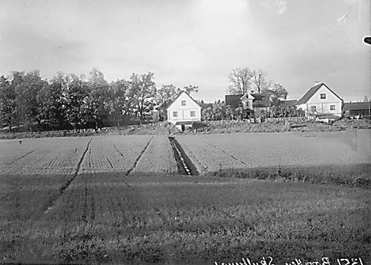 Bostad, mangård, från landsvägen, på gård Bovallen i Skultuna.