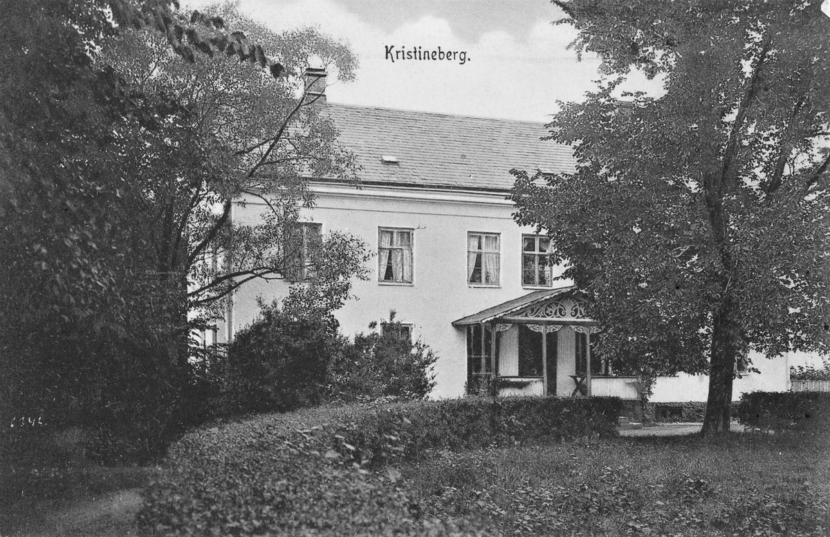 Vykort, "Kristineberg". Mangårdsbyggnad med veranda, med figursågade dekorationer, och trädgård i förgrunden. Fotograferat efter 1905. (Uppgifter om ort saknas, men sannolikt i nuvarande stadsdelen Kristineberg väster om dagens centrala Halmstad)