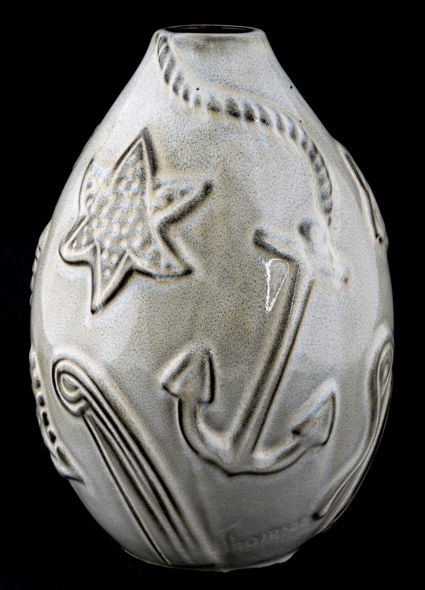 Vas i stengods, motiv med havsanknytning, modell TA, formgiven av Anna-Lisa Thomson vid Gefle porslin 1941. Gråvit transparent tennglasyr.