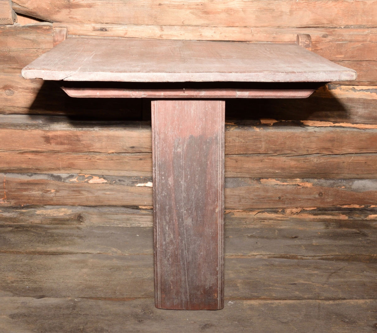 Bord tillverkat i furu, med oval bordsskiva. Bordet vilar på fyra profilerade ben, dekorativt skurna i vågmönster samt förenade med fyra stabiliserande slåar. 