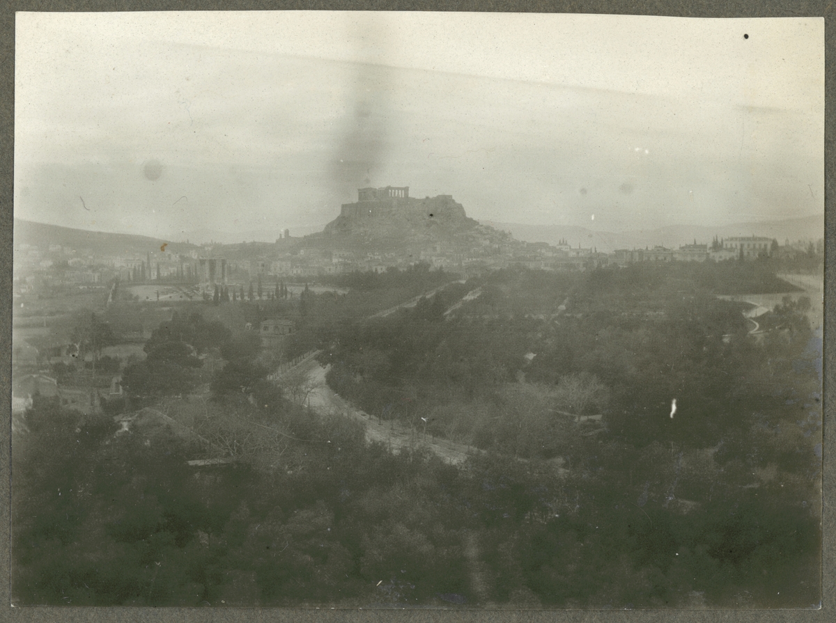 Bilden föreställer utsikten över Athen med Akropolis i centrum.