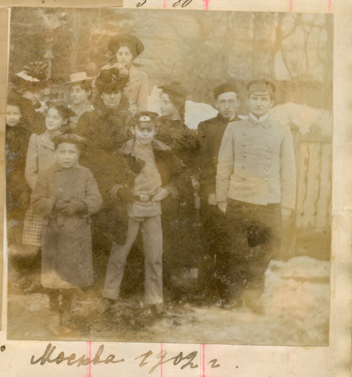 Familien Rostin med slekt eller venner i Moskva 1902. Nr. 2 fra venstre: Julia, Florentine, Sophia Rostin, Ignazy og Valentine. Bakerst står Elisabeth. Øvrige er ukjente.