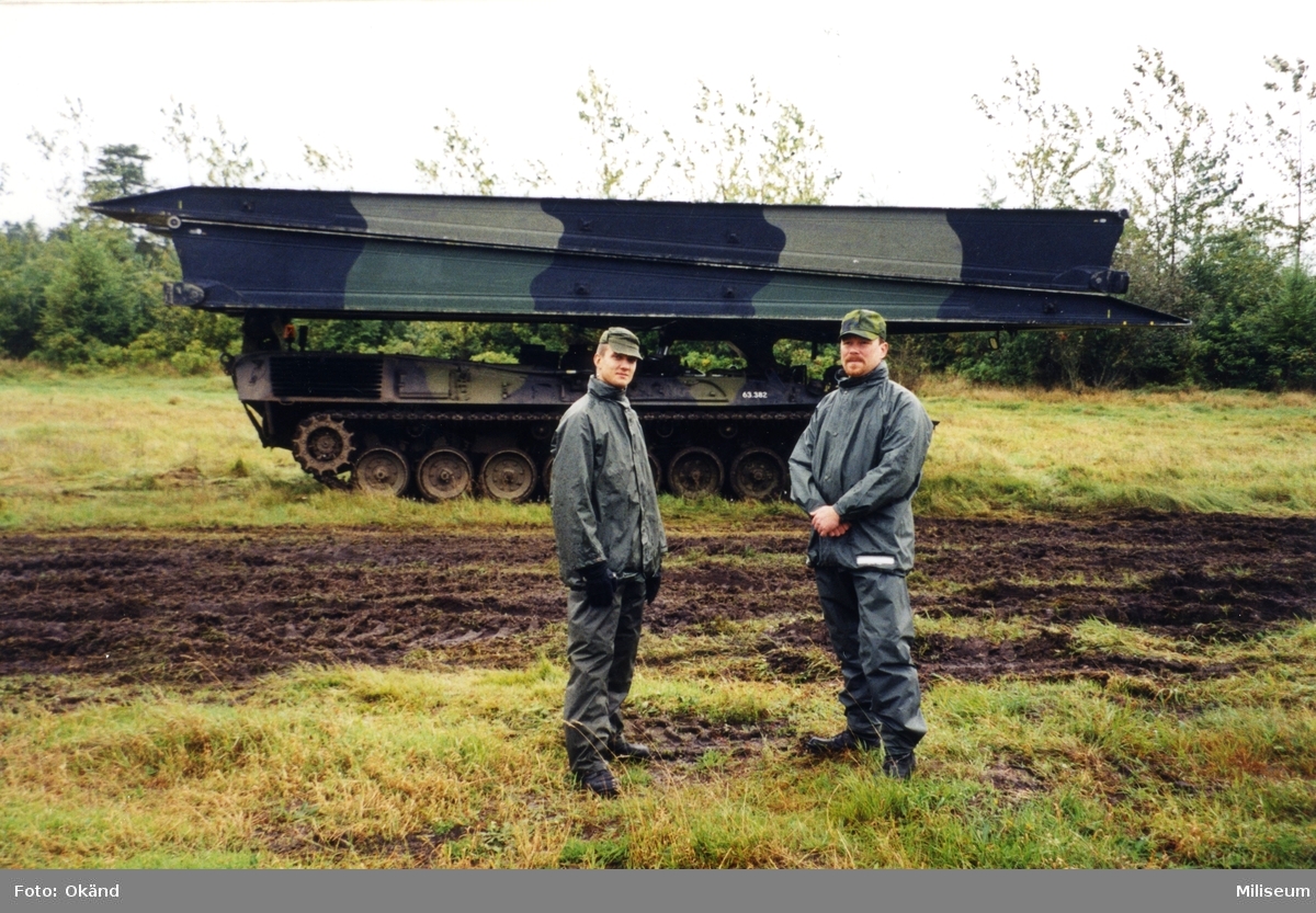 Ing 2 officerare på studieresa i Danmark. Brobandvagn Leopard 1 Biber i dansk tjänst. Joakim Carlsson och Robert Roos.