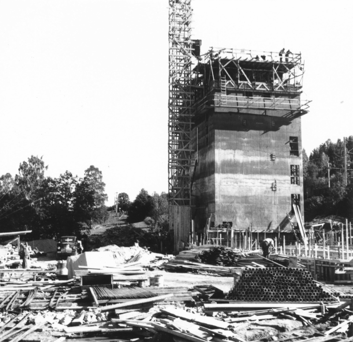20 bilde frå støypinga av kornsiloen på Bø mølle.  Bruk av glideforskaling.  Bø mølle vart bygd i 1952-53.