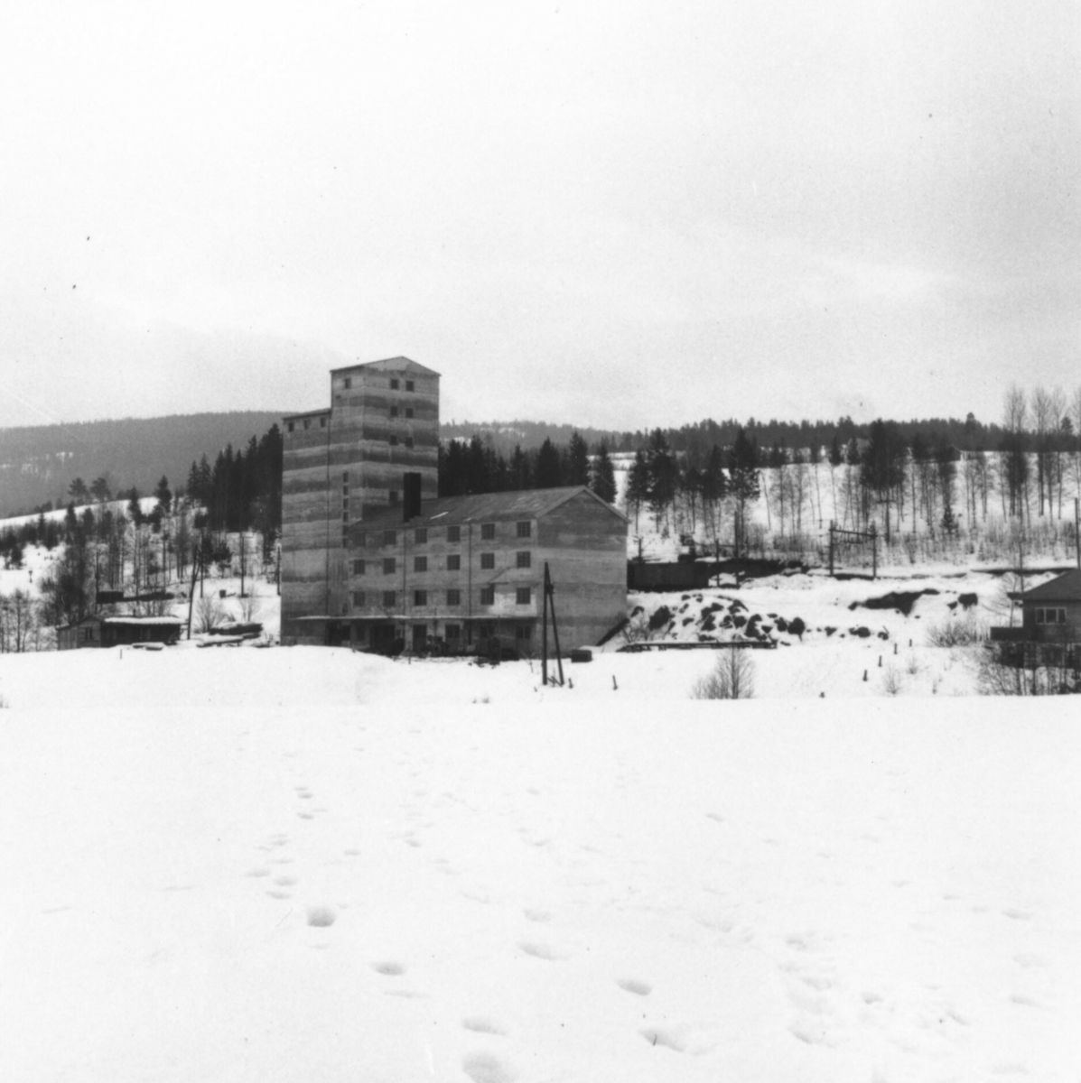Bø mølle står ferdig, fleire bilde frå ulike vinklar.  Mølla vart bygd i 1952-53