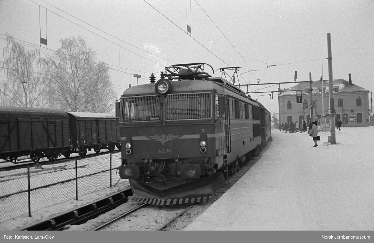 Elektrisk lokomotiv El 14 2176 med dagtoget fra Oslo Ø til Bergen, tog 601, i spor 1 på Hønefoss stasjon