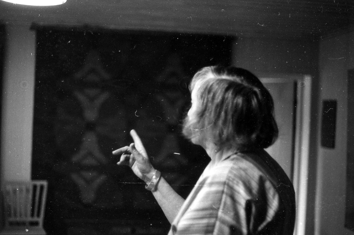 Knäreds sn. Vävateljén i Knäred, besök hos Judith och John Johansson den 15 maj 1985.
Motivtext 1-9: Judith Johansson i ateljéns visningsrum.