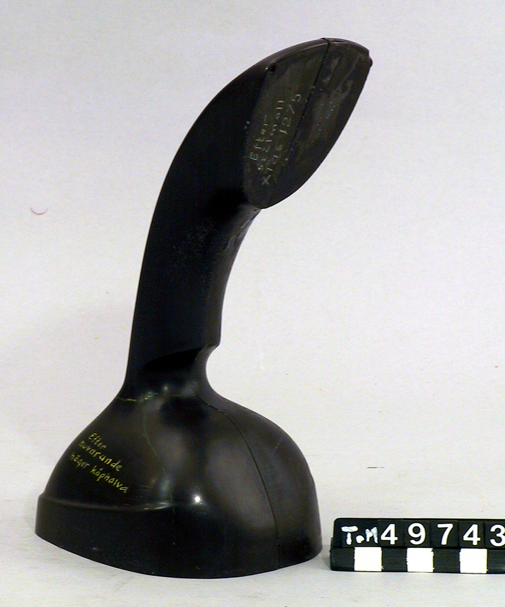 Modell i epoximateral av Ericofon, s.k. Kobra, i två halvor. För tillverkning av gjutverktyg.