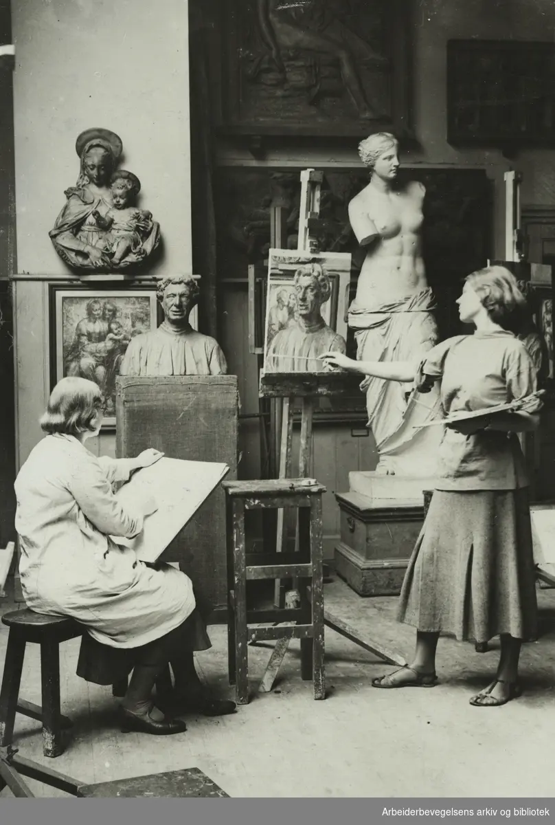 Elever fra Storbritannia og Wales i arbeid på kunstakademiet i London (Royal Academy Art School). Arbeidermagasinet. 28. November 1932
