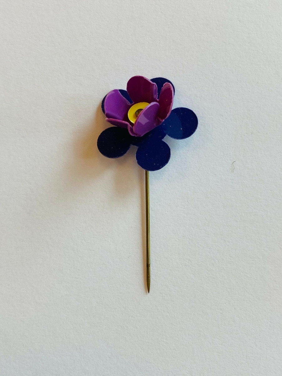 Samlingen består av både enkelte maiblomster og maiblomstkranser (seks små blomster i en ring med nål bak). 
