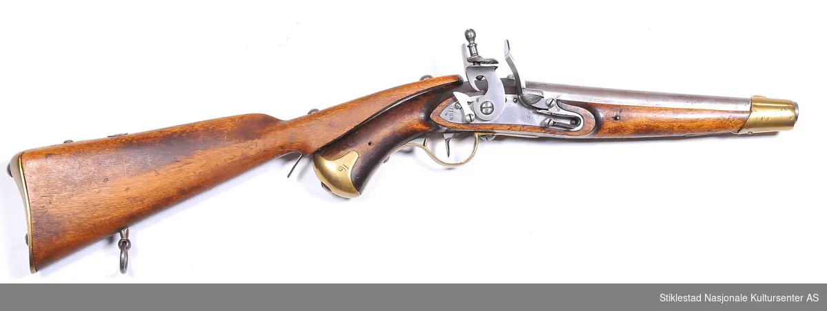 Artelleiets M/1831 ble i 1846 omgjort fra flintlås til perkusjon. Den nye pistolen fikk betegnelsen M/1835/46. Ved omgjøringen ble hane, pannedekke og ildstål, samt pannedekkelpannefjær fjerne. Det ble tilpasset en ny perkusjonshane, og løpet fikk påmontert en tannkloss. Tidligere skruehull ble plugget igjen. Løpet ble pusset ned og brunert noe som gjør at lite av den opplinnelige merkingen finnes.
 På grepet er beslag for å montere stokk se bilde