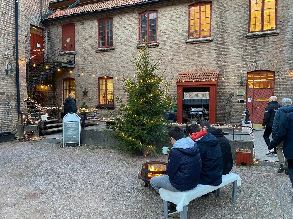 Mørketidsfesten. Bildet på utsiden av Berger museum. Juletre og mennesker som varmer seg rundt bålet