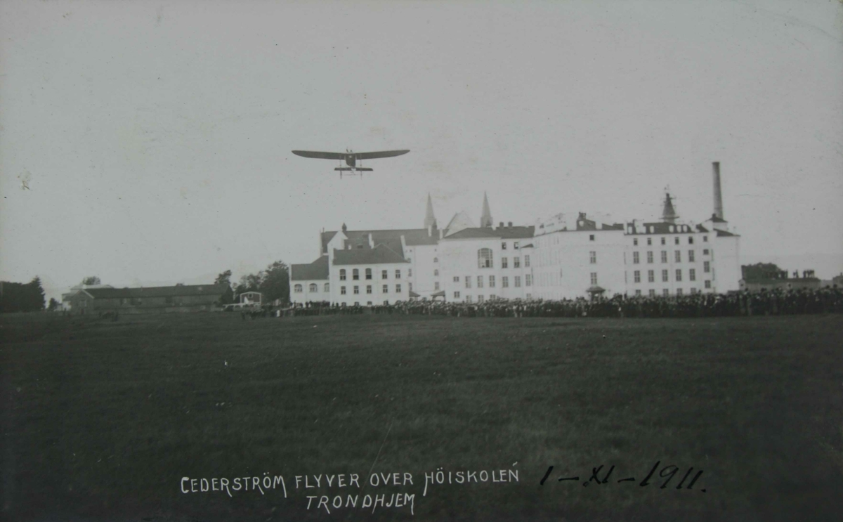 Cederström flyver over Høiskolen, Trondhjem