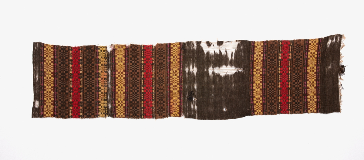 Gångmattor, 6 st. A-F. Varp av lin med inslag av ullgarn. Svarta bottnar och munkabältesränder i gult, brunt, violett, svart och rött.