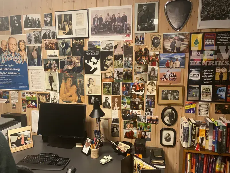 Elvis Presley Boulevard, skrivestua til Levi Henriksen på Kongsvinger museum. På fotografiet ser man en pult med en datamaskin. Veggen er fylt av plakater, fotografier, inspirasjonsbilder og andre minner.