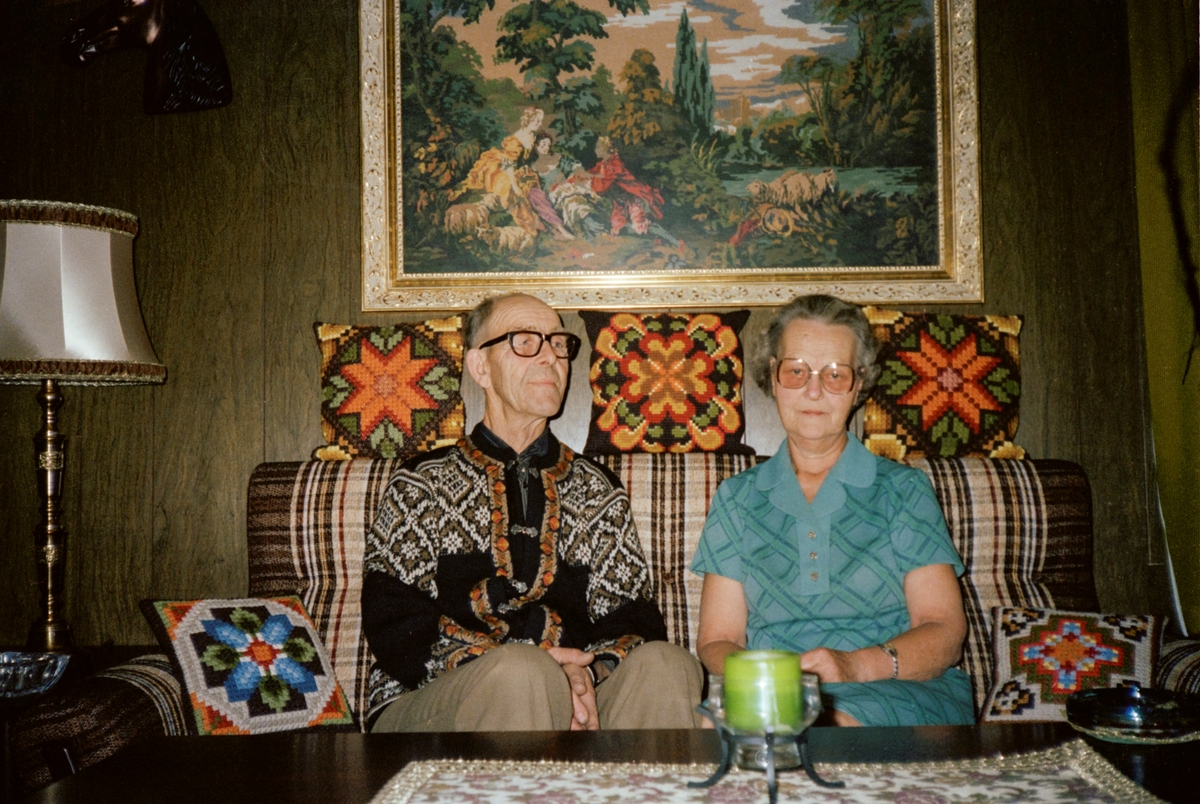 Fra fotoboken "Radius 500 Metres", hvor Terje Abusdal tar utgangspunkt i arkivet etter sin egen bestefar, Åsmund Abusdal. Eldre ektepar fotografert i sitt hjem.