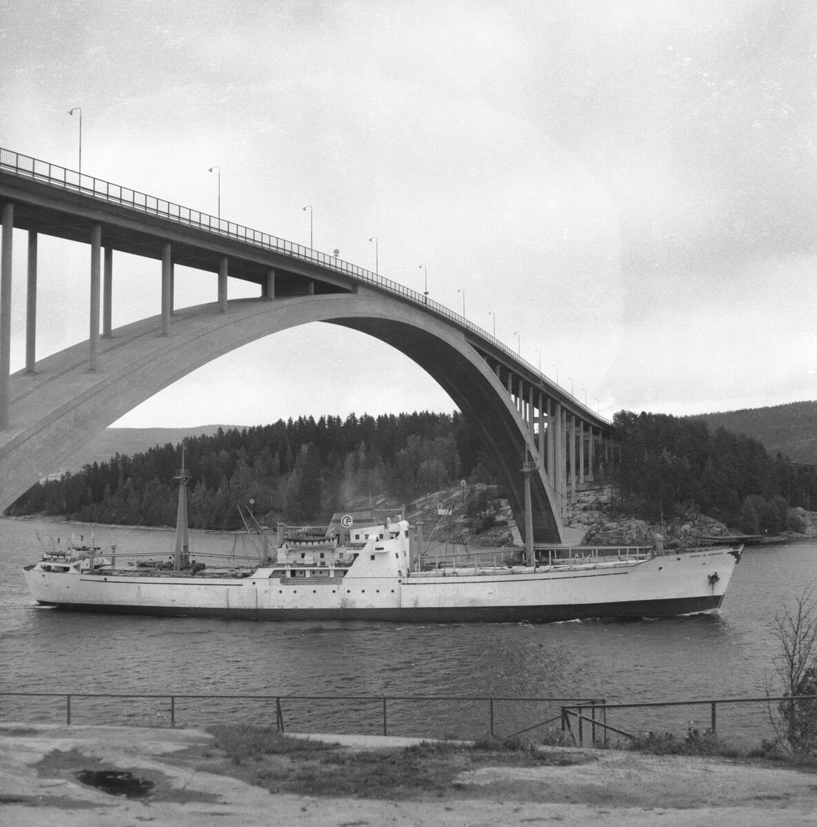 Fartyget Torres de Serranos vid Sandöbron

