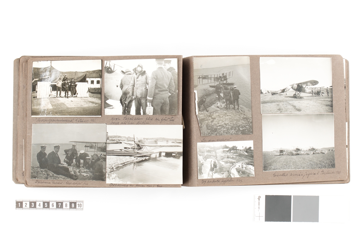Ett fotoalbum med motiv från Marinens flygväsen under 1920 talet. Bilderna visar flygplan, flygstationer i Karlskrona, Göteborg och Hägernäs samt flygbilder från flottans fartyg mm.