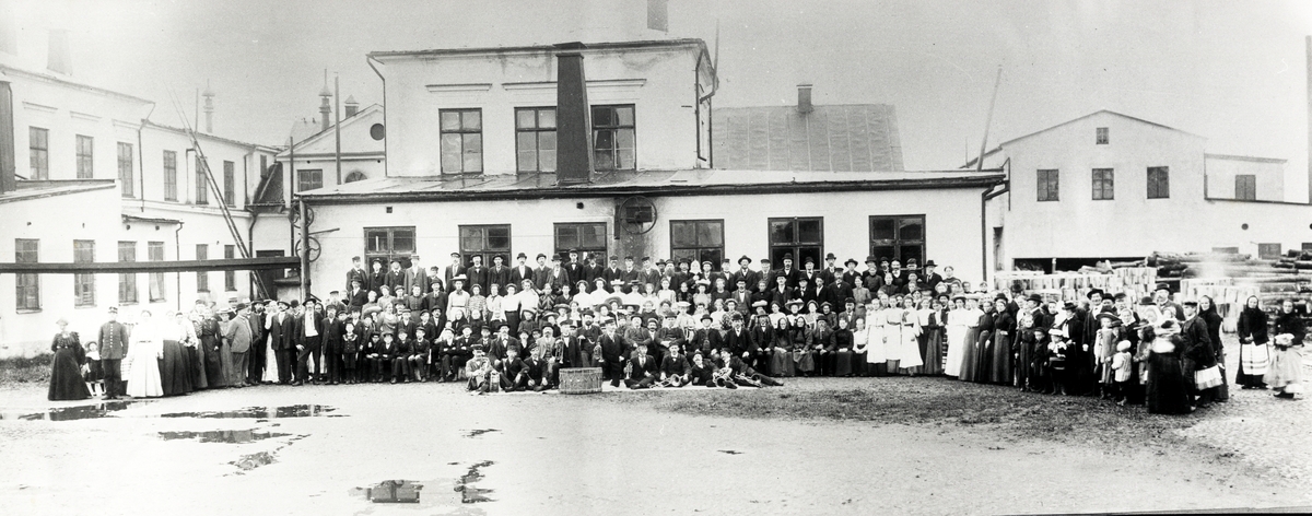 Personalen (med fruar och barn) vid Tändsticksfabriken, Växjö, ca 1910. I mitten ser man fabrikens musikkår.