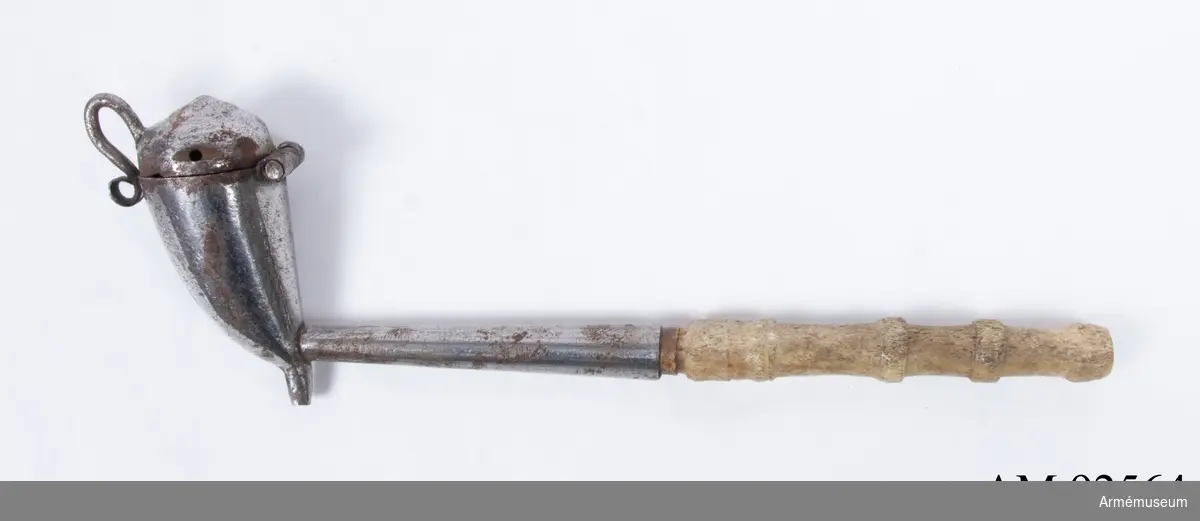 ”Jämtlandspipa". Modell vanlig bland indelta soldater och den samiska 
befolkningen. Piphuvudet tillverkat av metall med skaft av ben.
Sverige, 1700- 1800-tal.