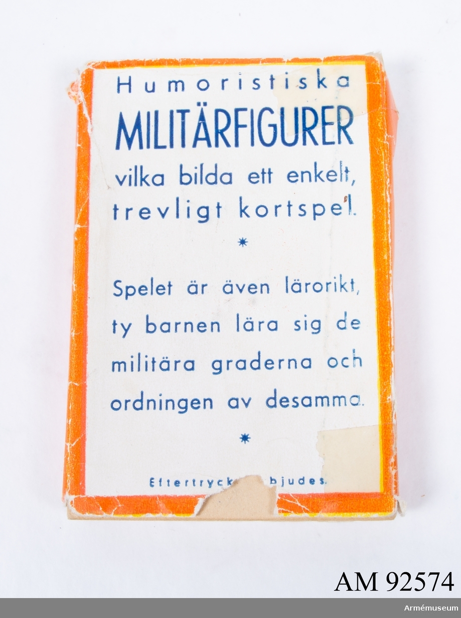 ”På ärans fält”. Baksidor med text ”Humoristiska militärfigurer vilka bilda ett enkelt och trevligt kortspel”. Regler tryckta på separat kort. Sverige, 1940-tal.