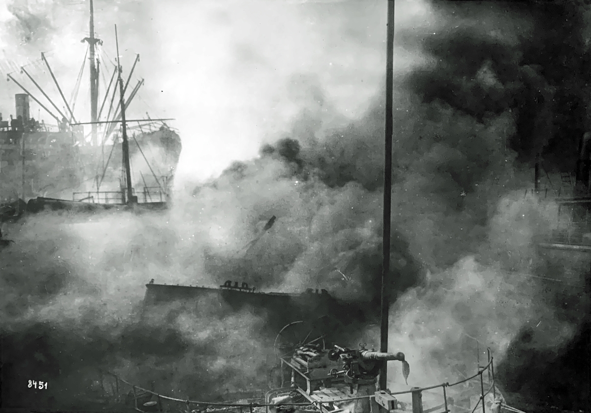 Återstoden av en hjälpkryssare som i Hangös hamn stuckits i brand av de röda.