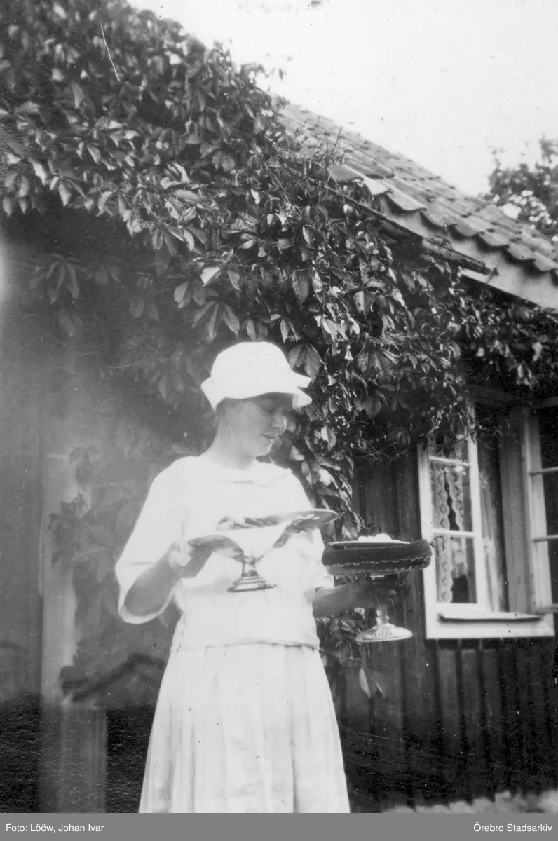 Kvinna med bakverk, 1920-tal - Örebro Stadsarkiv / DigitaltMuseum