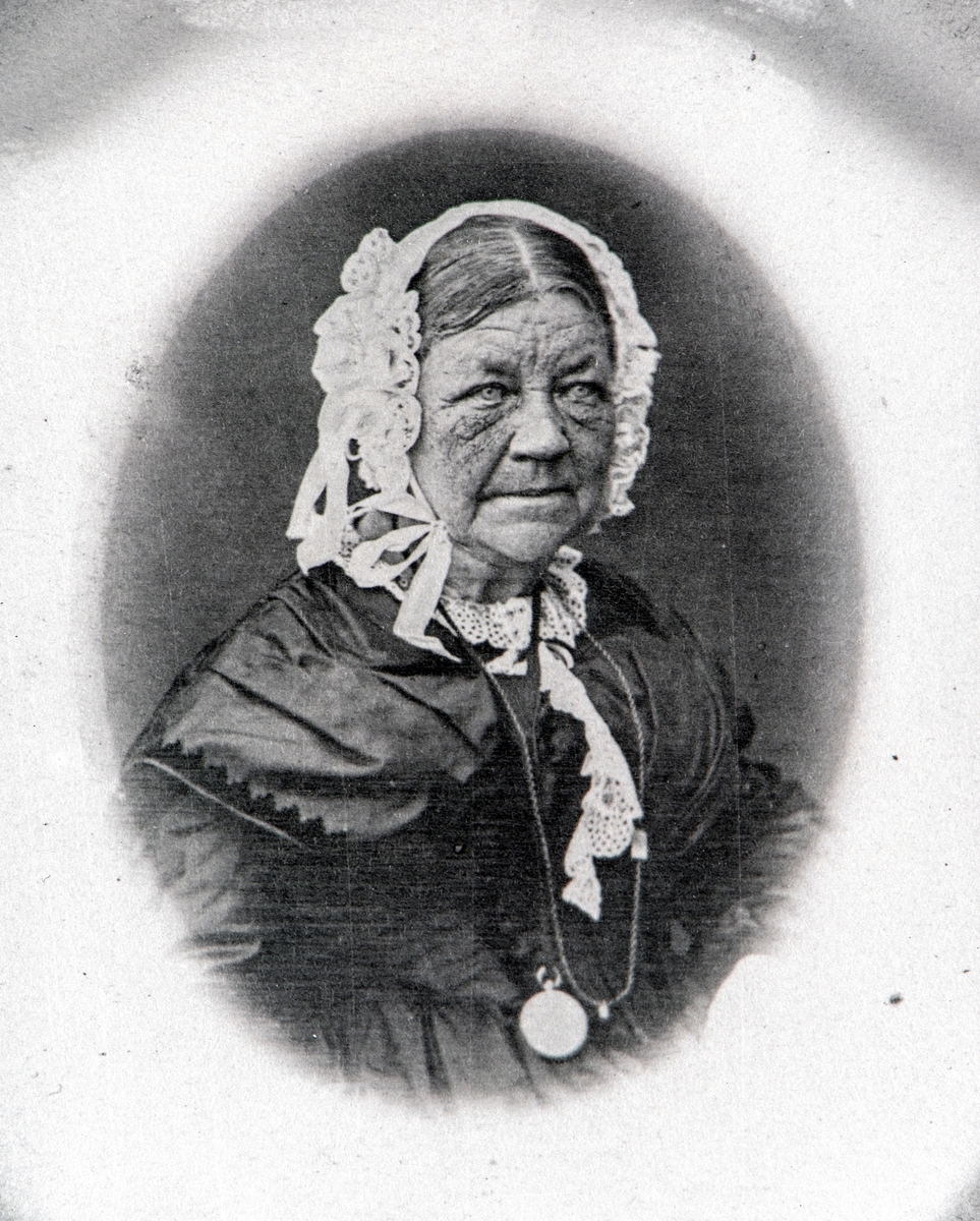 Portrett av Ane Marie Tollesen (1784–1859) g.m. løytnant Jacob Nielsen Hoel (1775-1847). Bilde er en avfotografering av et gammelt bilde.
