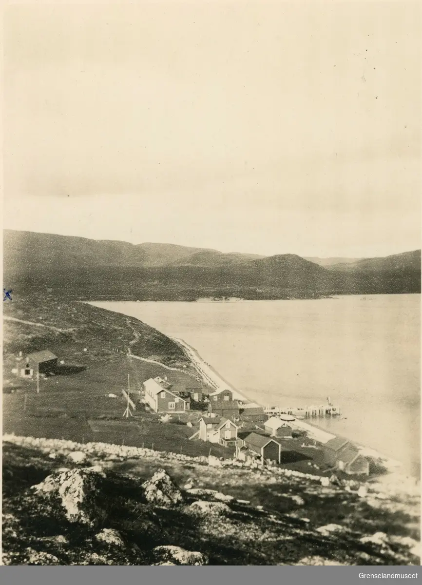 Bugøyfjord i 1930 årene. Skolen ved krysset.
I forgrunnen: O. Gunnaris gårdsanlegg.