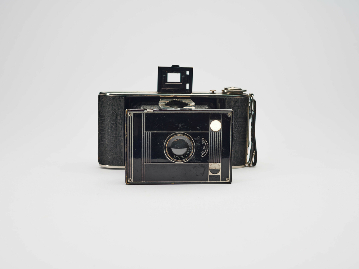 Et Billy-Clack Nr. 74 foldekamera for 120 film, med etui. Produsert av Agfa i perioden 1934-1940. 

Dette kameraet er en tidlig versjon, det ser man på mønsteret på over- og undersiden av kameraet. Fra ca 1938 hadde kameraet fiskebensmønster.
