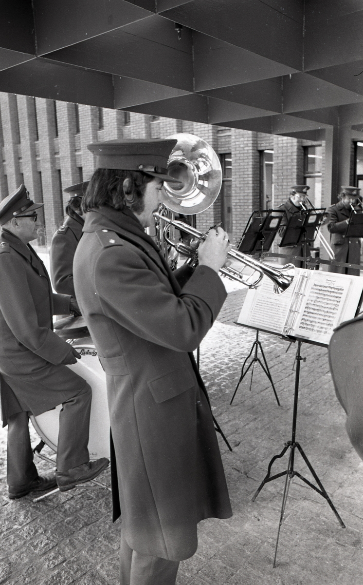 Et orkester spiller ved inngangen til det nye politihuset i Kongens gate 60, trolig Luftforsvarets musikkorps.
