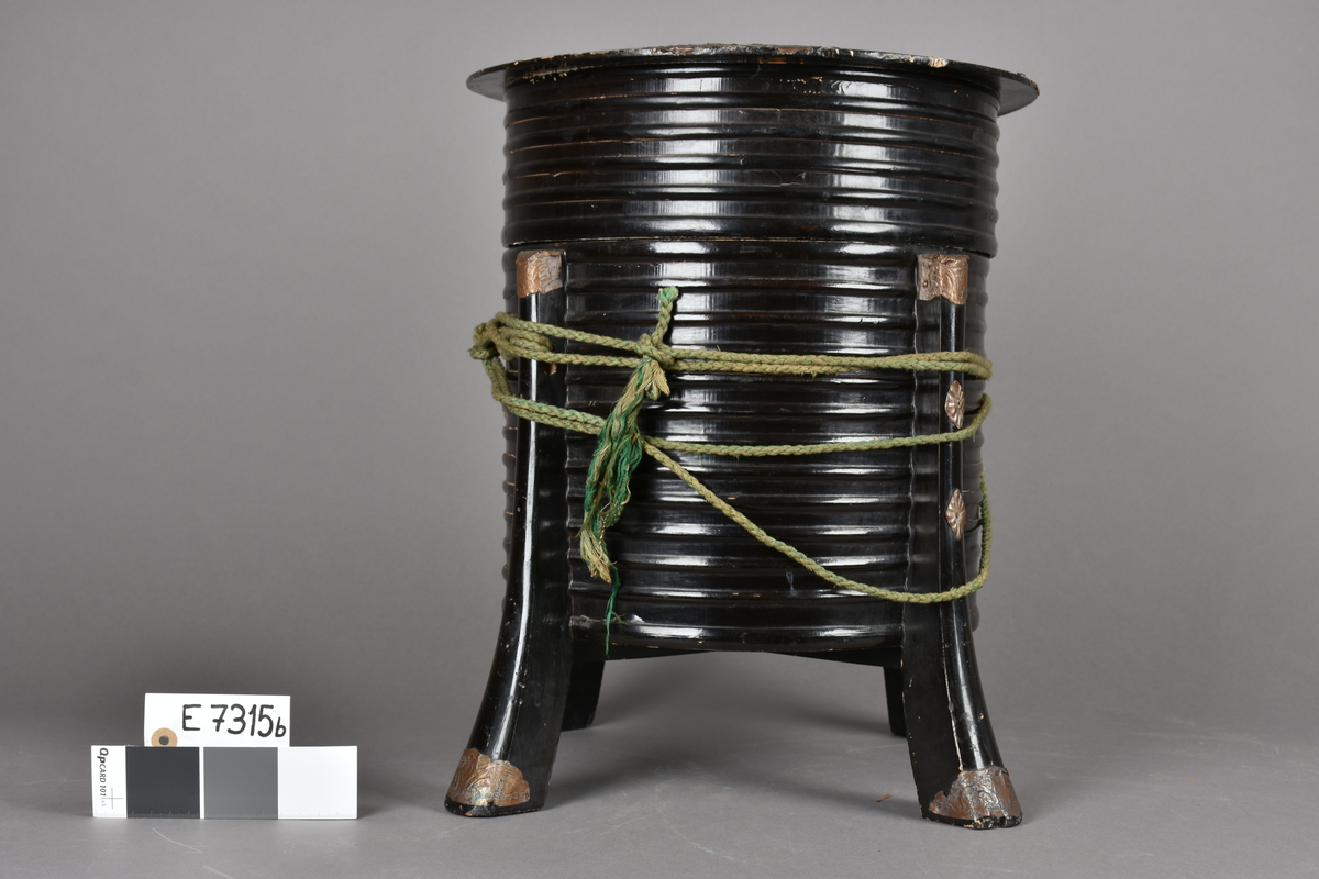 E 7315 b To store sortlakkerte korger med lokk. 4 ben, metallbeslag og snorer. Fra Japan, Øst-Asia
