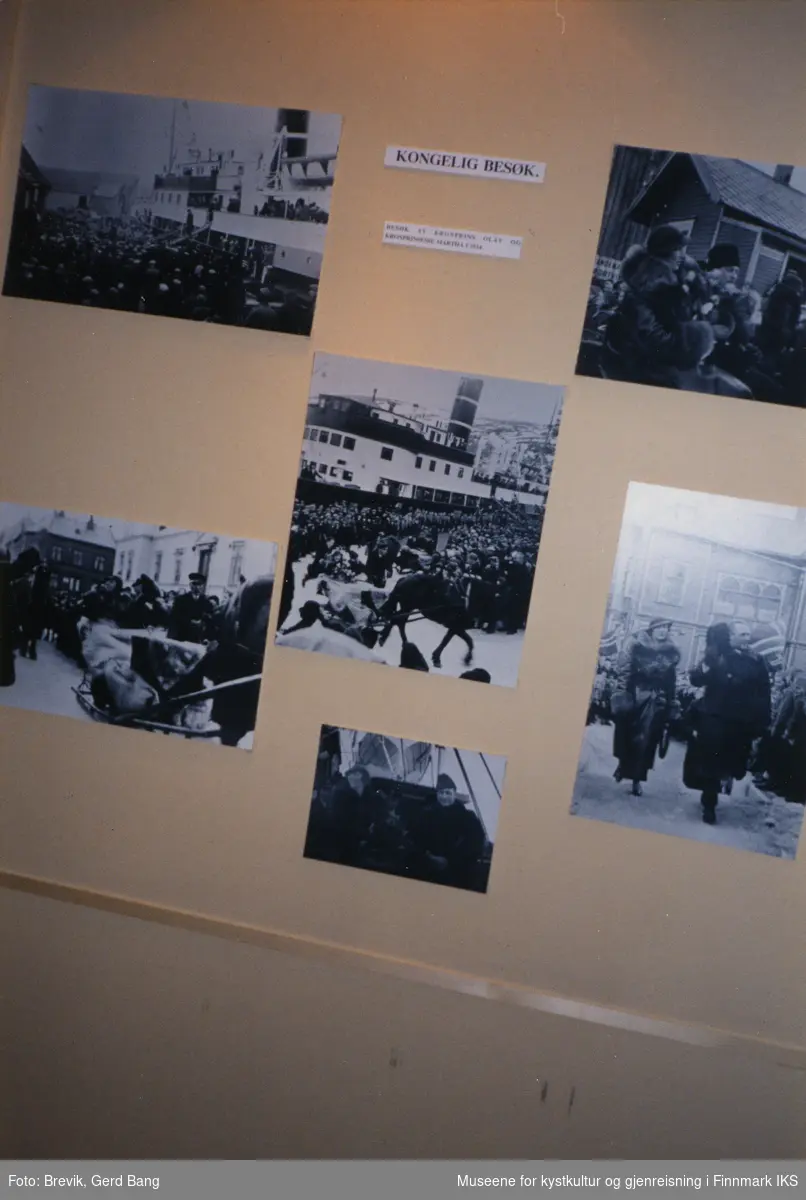 Bildet viser en del av Frigjøringsutstillingen i bystyresalen i Hammerfest som ble vist frem fra 6. juni til 10. august i 1995.
Utstillingsdelen forteller om det kongelige besøket av Kronprins Olav og Kronprinsesse Märtha i 1934.
