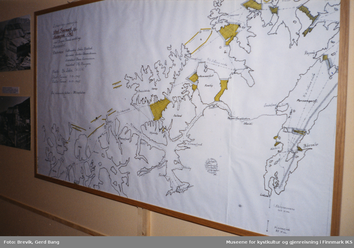 Bildet viser en del av Frigjøringsutstillingen i bystyresalen i Hammerfest som ble vist frem fra 6. juni til 10. august i 1995.
Et element i utstillingen huskes spesielt godt av mange og det er et stort kart over områdene i Vest-Finnmark der minelagte områder er markert i gul.