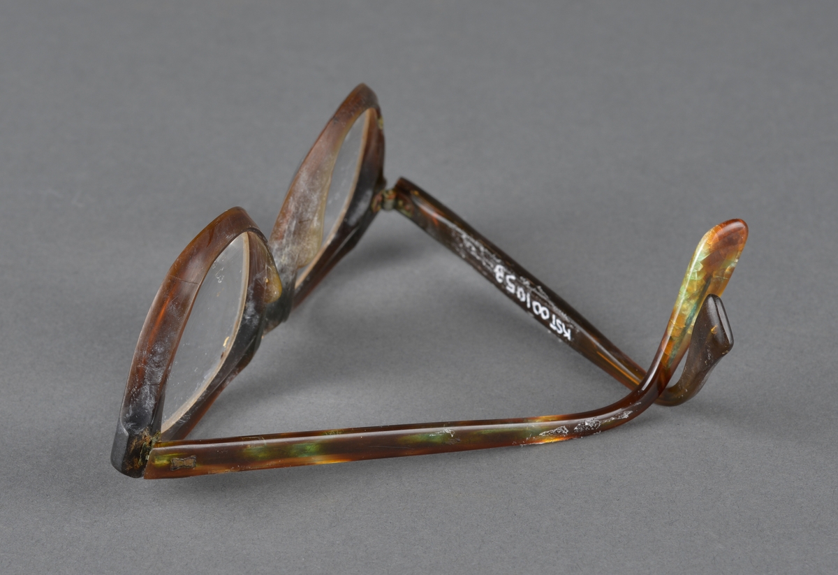 Brille i plast og glass. Hjelpemiddel for å bedre synet.