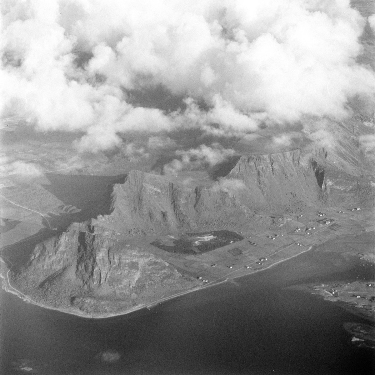 Flyfoto av fjellandskap, muligens Lofoten