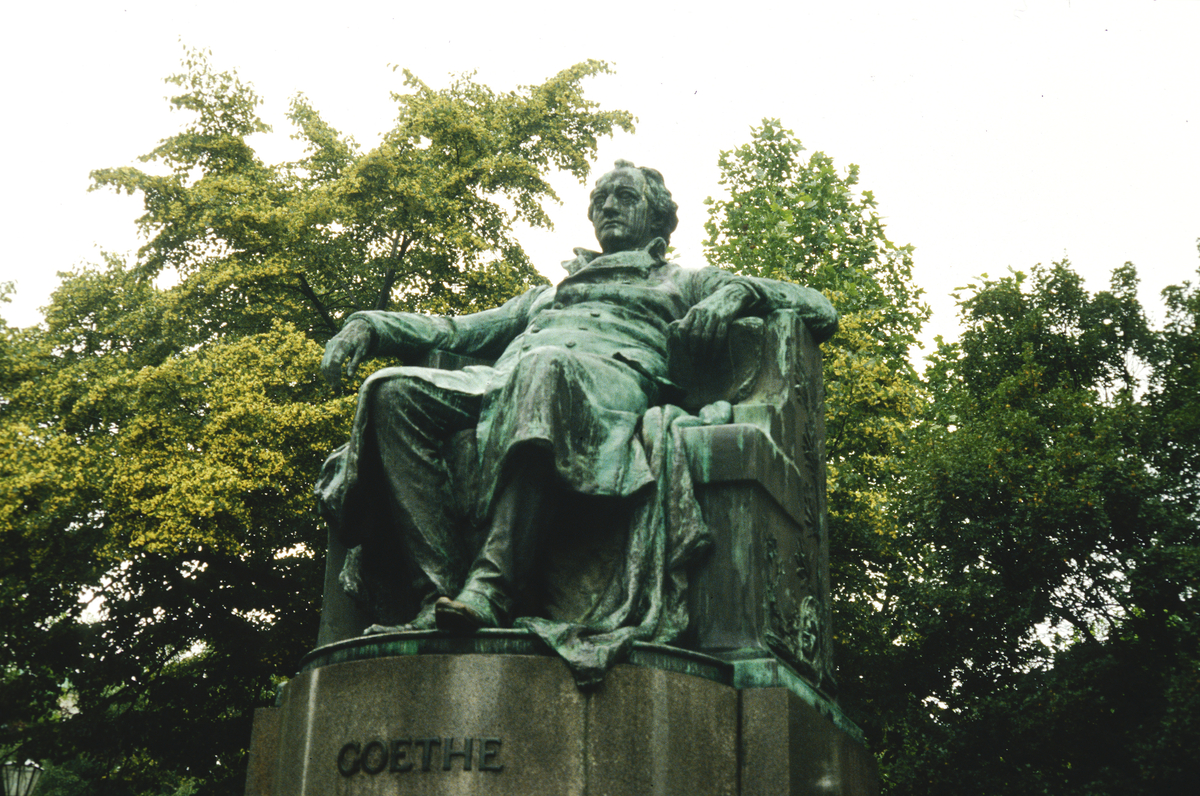Goethe-statue. Blomstrende lind i bakgrunnen.