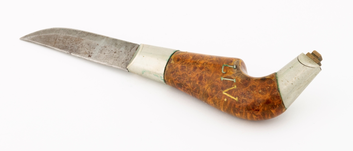 Tollekniv med slire, lagd av knivmakeren Gustav Lutnæs (1897-1975) fra Trysil i Hedmark. Knivbladet er 8,2 centimeter langt, 1,7 centimeter bredt (ved brystningen) og 1,9 millimeter tjukt. Det har 5,5 millimeter brede slipefaser på begge sider. Bladryggen er rett, men en aning avfaset i den fremre enden. Egglinja er konvekst buet i den fremre enden. Knivbladet har ikke smedstempel. Skaftet er laget av et trestykke med spesiell vedstruktur, sannsynligvis fra en utvekst på rot eller stamme. Treet er innsatt med lysebrun beis, som framhever vedstrukturen, og overlakkert med klarlakk. Skaftet har en form som er karakteristisk for Lutnæs og hans elev Koll Granli (1922-2011). Tverrrsnittet er ovalt, tjukkelsen tiltar jevnt fra den fremre enden og et stykke bakover (her cirka 6 centimeter), hvor det ee et buet hakk på skaftets bukside, hvor brukeren fikk godt grep med lillefingeren. Den bakre enden av skaftet er bøyd mot buksida, noe som forutsatte en spesiell teknikk med gjennomføring av en bøyd tange i forlengelsen av bladet. Det er forsterkende nysølvholker i begge ender av skaftet. Den fremre er 2,6 centimeter langt og har skråfaser mot bladets flatsider. Den bakre holken er 2,6 centimeter lang, målt langs bakre ytterkant. I ytterenden av denne holken er det et par rektangulære messingskiver som er klinket mot enden av tangen. Den ene sida av skaftet har et innlegg, jentenavnet «LIV» etter den Lutnæs lagde kniven til.

Slira er sydd av lysebrunt lær med en søm som var skjult når redskapet ble hengt i beltet. Formen er asymmetrisk og gjenspeiler formen på knivbladet, men med en markert sidevendt tupp i den nedre enden, som skulle skjerme knivodden. Den nedre delen av slira er forholdsvis flattrykt og har et mønster - to plogformer sok krysser hverandre, slik at det har oppstått et parallellogram på midten. Den øvre delen av slira er mer «rundoval», en form som er tilpasset skaftets tverrsnitt. Her er det pautet et slags belte med prikkmønster, med en liten vulst over. Rundt sliremunningen er det et 6 millimeter bredt nysølvbeslag. På baksida av denne sliredelen er det pånaglet en lærstropp med to spalter som skulle gjøre det mulig å tre den inn på et belte.