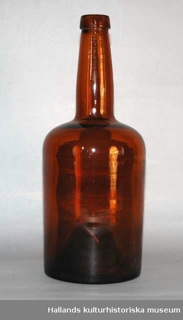 Förvaringskorg för flaskor. Tillverkad av pinnar flätade med band av trä. Plats för tolv flaskor. Innehåller diverse flaskor.