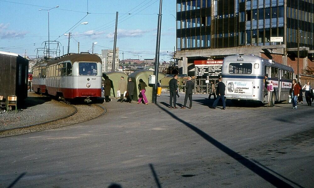 Ekebergbanen, nr. 1049 og 1014, i Vognmannsgata. Linje 16, VM linje 16B, buss 725. 