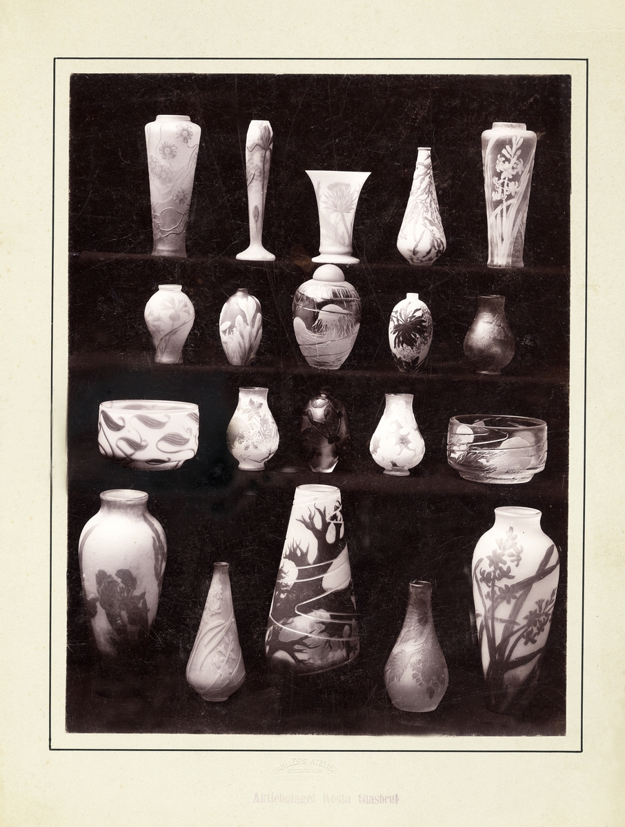 Flera olika skålar och glasvaser i överfångsteknik (jugend).
Kosta, ca 1905.