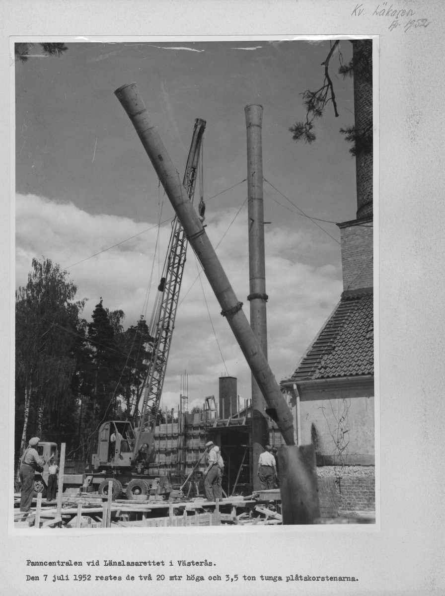 Panncentralen vid Länslasarettet i Västerås. Den 7 juli 1952 restes de två 20 meter höga och 3,5 ton tunga plåtskorstenarna.